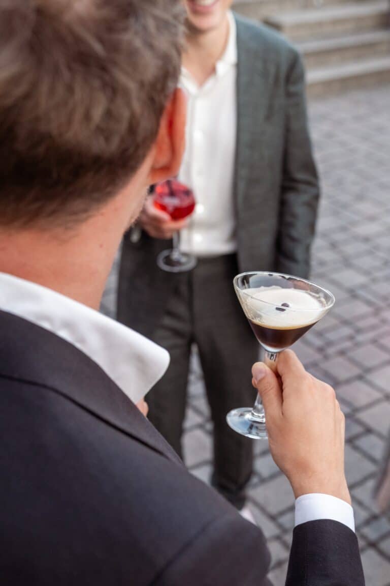 05046-florian-knusper-hochzeitsfotograf-wuerzburg-gaeste-mit-cocktails-Schlosshotel Steinburg Wuerzburg