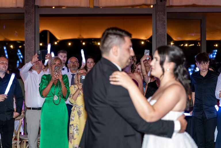 05060-florian-knusper-hochzeitsfotograf-wuerzburg-brautpaar-beim-eroeffnungstanz-villa-oriental