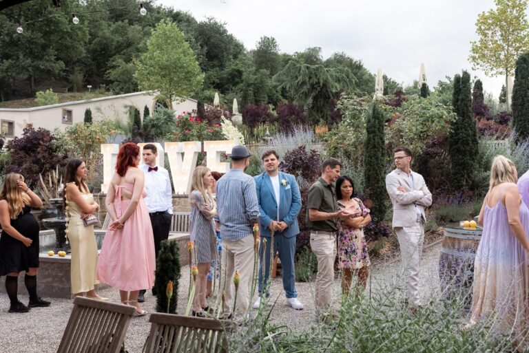 05075-florian-knusper-hochzeitsfotograf-wuerzburg-gruppe-von-gaesten-im-garten-villa-oriental