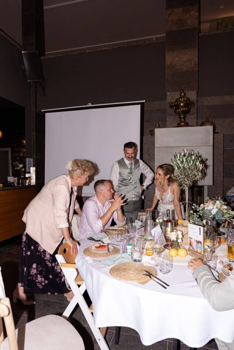 05082-florian-knusper-hochzeitsfotograf-wuerzburg-gruppe-am-hochzeitstisch-villa-oriental