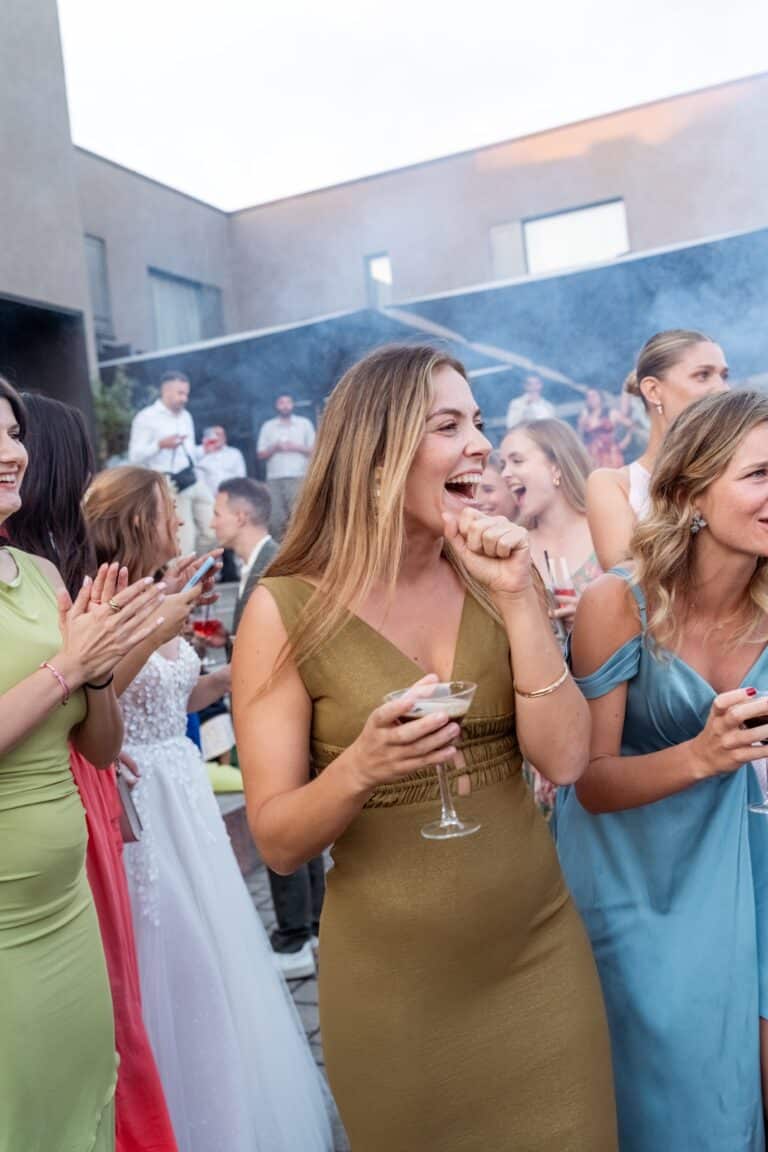 05088-florian-knusper-hochzeitsfotograf-wuerzburg-gaeste-mit-cocktails-im-garten-Schlosshotel Steinburg Wuerzburg