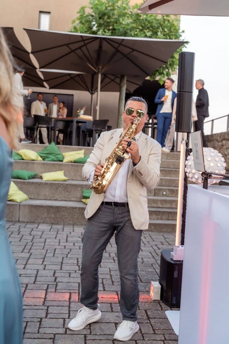 05102-florian-knusper-hochzeitsfotograf-wuerzburg-saxophonist-auf-hochzeit-Schlosshotel Steinburg Wuerzburg