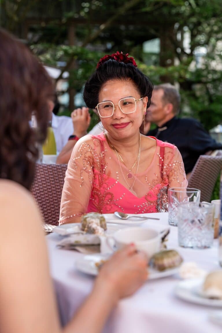 05104-florian-knusper-hochzeitsfotograf-wuerzburg-gaeste-beim-essen-Hotel Schindlerhof Nuernberg