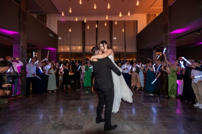 05108-florian-knusper-hochzeitsfotograf-wuerzburg-brautpaar-beim-hochzeitstanz-villa-oriental