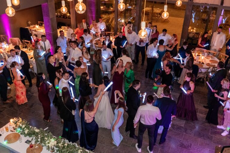 05139-florian-knusper-hochzeitsfotograf-wuerzburg-tanzende-gaeste-im-festsaal-villa-oriental