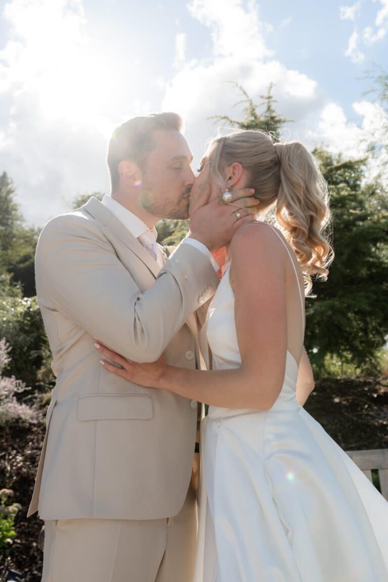 05162-florian-knusper-hochzeitsfotograf-wuerzburg-brautpaar-im-sonnenlicht-Villa Oriental