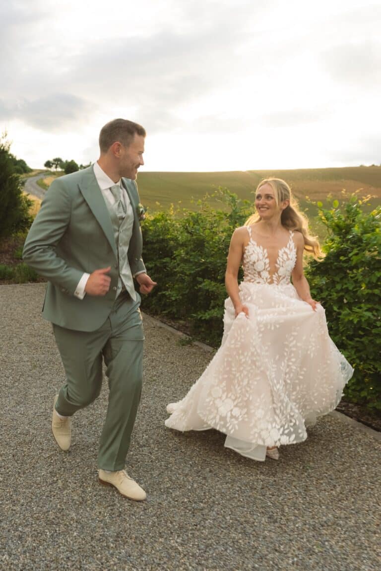 05166-florian-knusper-hochzeitsfotograf-wuerzburg-brautpaar-beim-spaziergang-villa-oriental