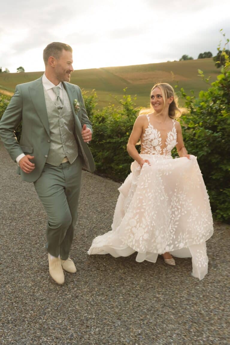 05177-florian-knusper-hochzeitsfotograf-wuerzburg-brautpaar-unterwegs-alter-weg-villa-oriental