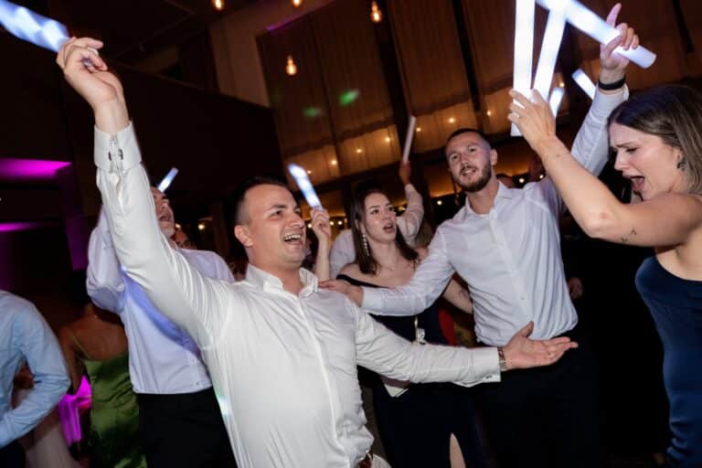 05186-florian-knusper-hochzeitsfotograf-wuerzburg-tanzende-gaeste-mit-lichtern-villa-oriental