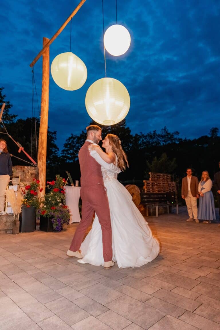 05193-florian-knusper-hochzeitsfotograf-wuerzburg-tanzendes-brautpaar-abends-Das Retz