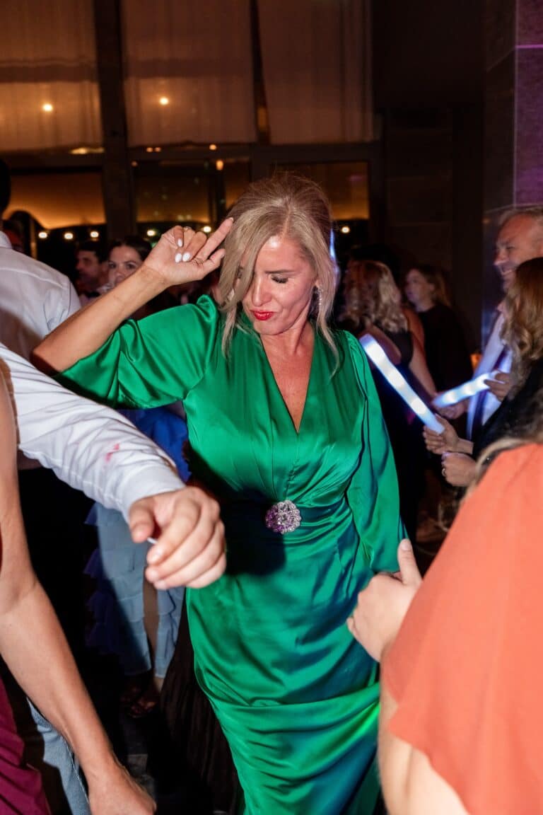 05215-florian-knusper-hochzeitsfotograf-wuerzburg-tanzende-gaeste-villa-oriental