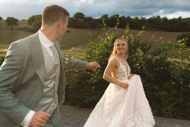 05232-2-florian-knusper-hochzeitsfotograf-wuerzburg-brautpaar-im-freien-villa-oriental