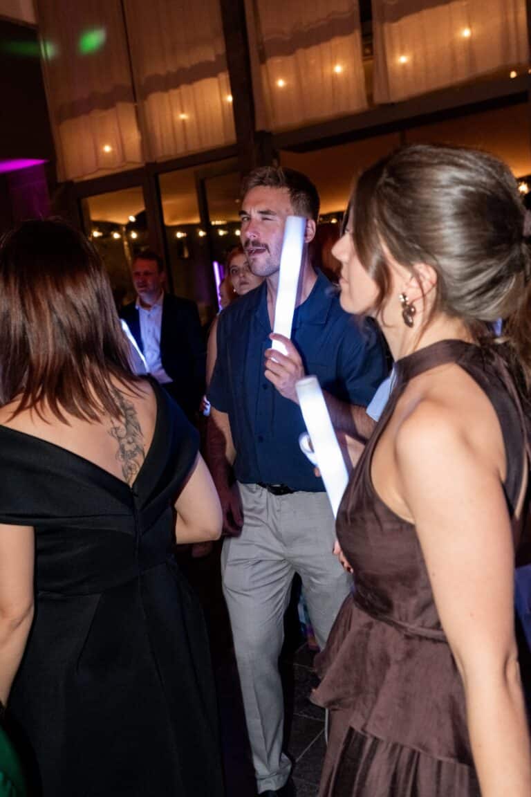 05236-florian-knusper-hochzeitsfotograf-wuerzburg-gaeste-beim-tanz-villa-oriental