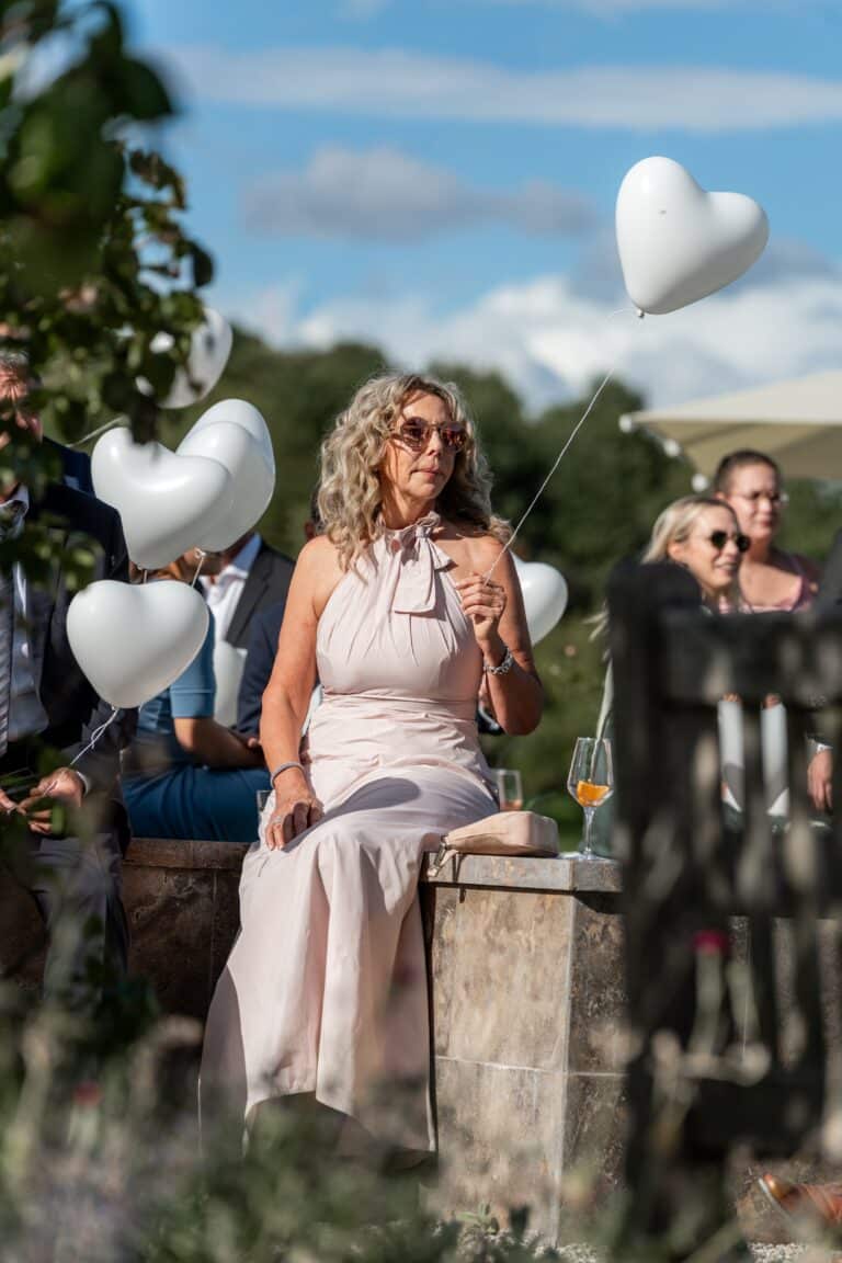 05256-florian-knusper-hochzeitsfotograf-wuerzburg-gaeste-mit-herz-luftballons-Villa Oriental