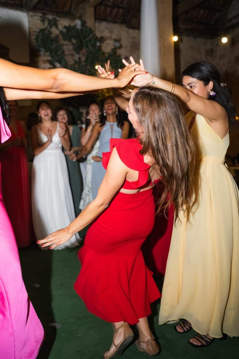 05260-florian-knusper-hochzeitsfotograf-wuerzburg-tanzende-gaeste