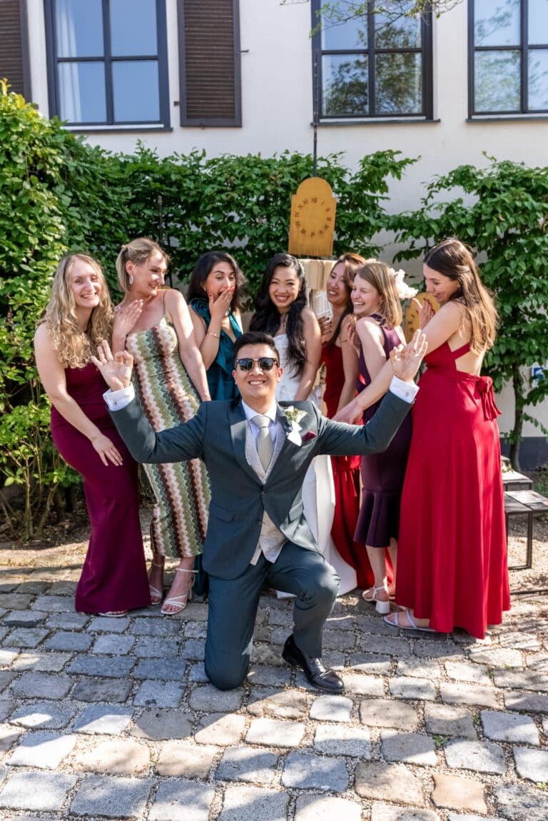 05275-florian-knusper-hochzeitsfotograf-wuerzburg-gruppe-von-gaesten-Hotel Schindlerhof Nuernberg