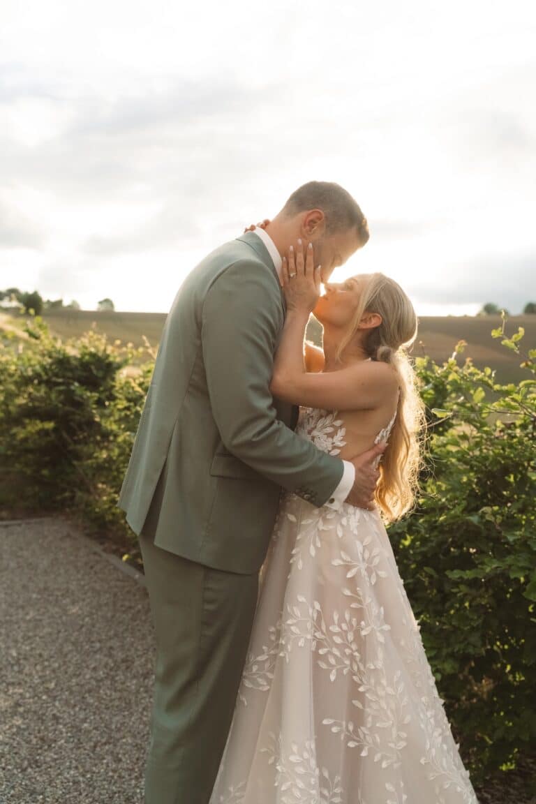 05279-florian-knusper-hochzeitsfotograf-wuerzburg-brautpaar-im-garten-villa-oriental