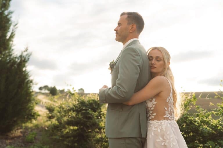 05319-florian-knusper-hochzeitsfotograf-wuerzburg-brautpaar-im-garten-villa-oriental