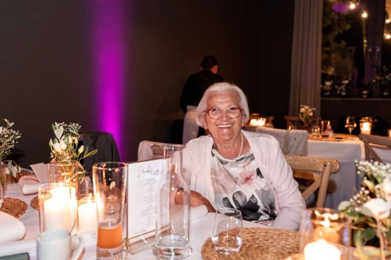 05319-florian-knusper-hochzeitsfotograf-wuerzburg-gaeste-bei-kerzenschein-villa-oriental