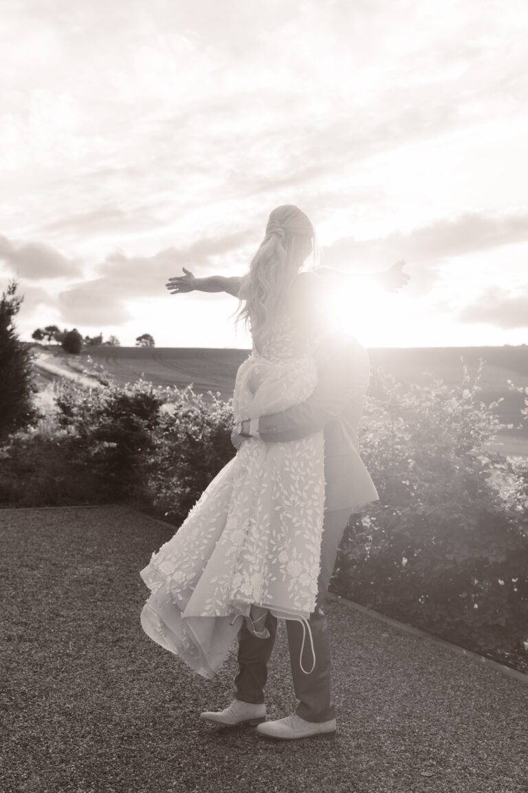 05336-2-florian-knusper-hochzeitsfotograf-wuerzburg-brautpaar-im-garten-villa-oriental