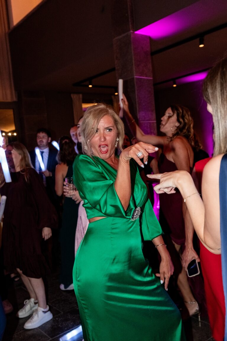 05352-florian-knusper-hochzeitsfotograf-wuerzburg-gaeste-beim-tanz-villa-oriental