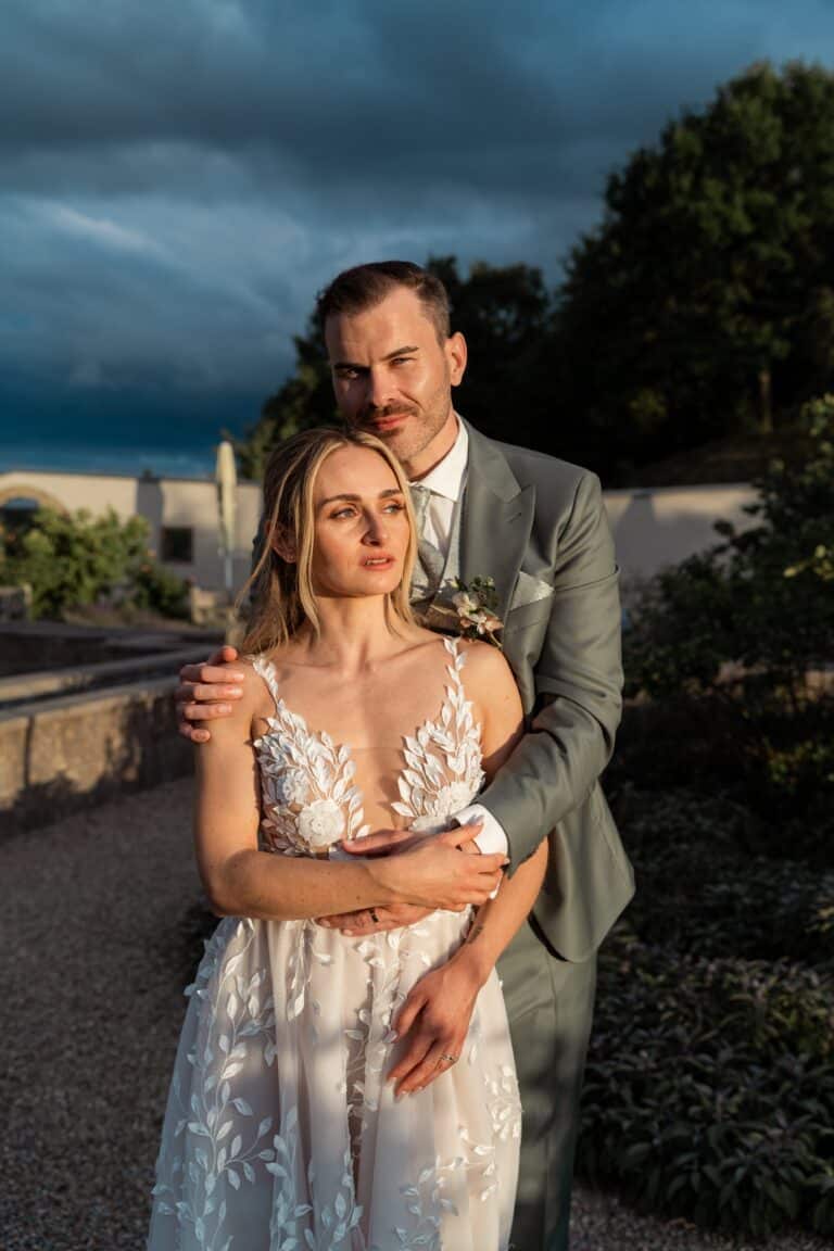 05372-florian-knusper-hochzeitsfotograf-wuerzburg-brautpaar-im-garten-villa-oriental