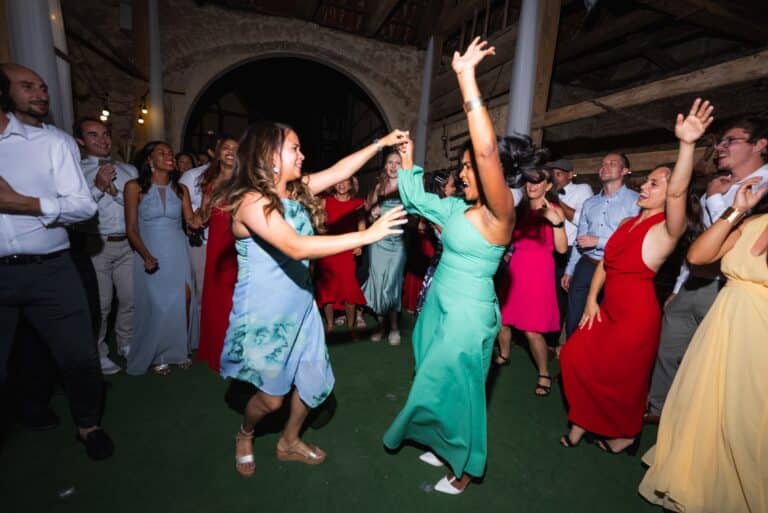 05385-florian-knusper-hochzeitsfotograf-wuerzburg-tanzende-gaeste-auf-parkett