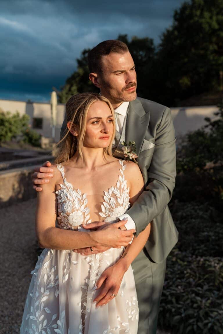 05391-florian-knusper-hochzeitsfotograf-wuerzburg-brautpaar-im-garten-villa-oriental