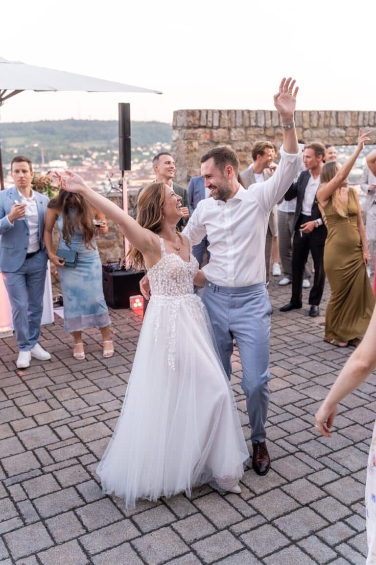 05403-florian-knusper-hochzeitsfotograf-wuerzburg-brautpaar-im-freien-tanzend-Schlosshotel Steinburg Wuerzburg