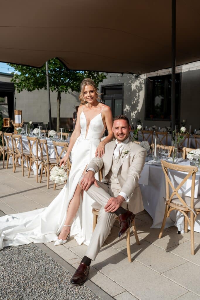 Brautpaar bei Sommerhochzeit im Freien