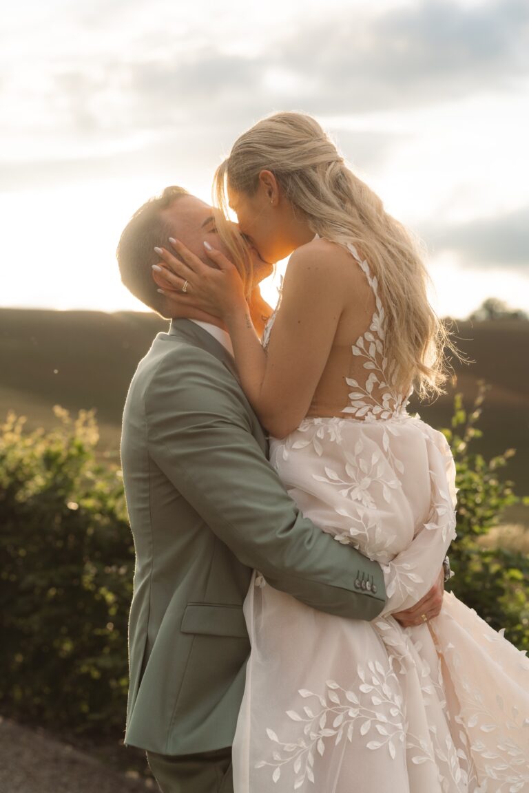 05438-florian-knusper-hochzeitsfotograf-wuerzburg-brautpaar-im-garten-villa-oriental