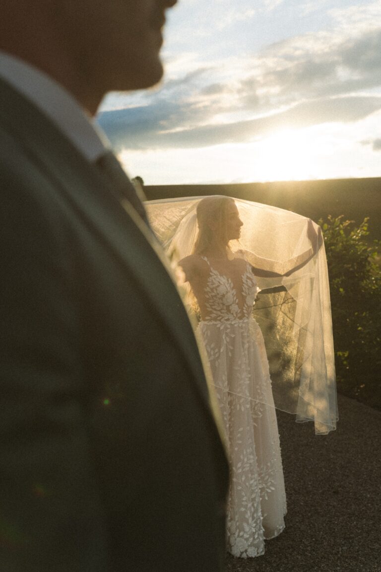 05453-2-florian-knusper-hochzeitsfotograf-wuerzburg-braut-mit-schleier-im-sonnenuntergan-villa-oriental