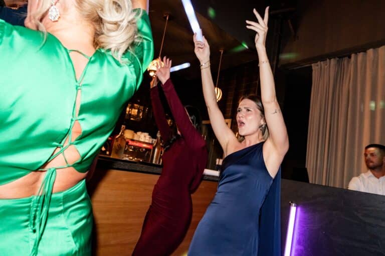 05453-florian-knusper-hochzeitsfotograf-wuerzburg-gaeste-tanzen-mit-lichtstaeben-villa-oriental