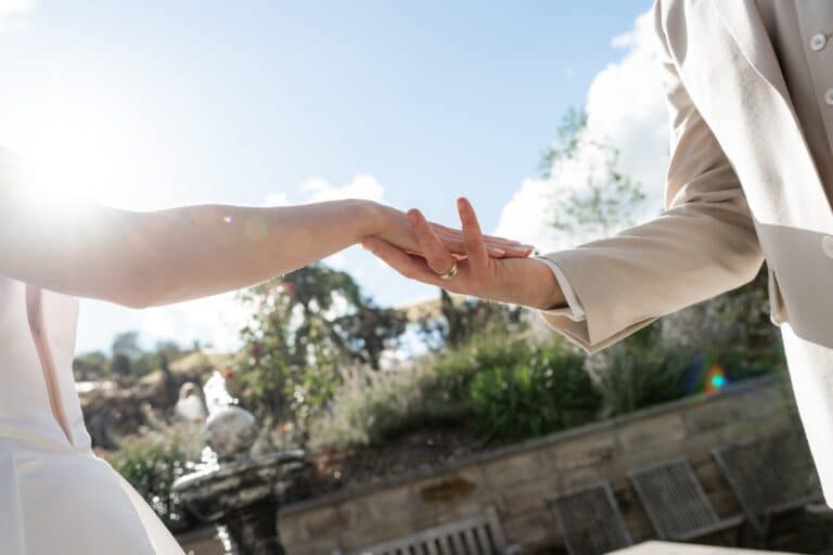 05485-florian-knusper-hochzeitsfotograf-wuerzburg-haende-des-brautpaares-Villa Oriental