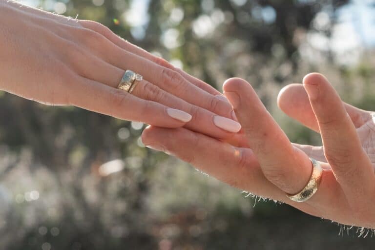 05488-2-florian-knusper-hochzeitsfotograf-wuerzburg-ringe-anstecken-Villa Oriental