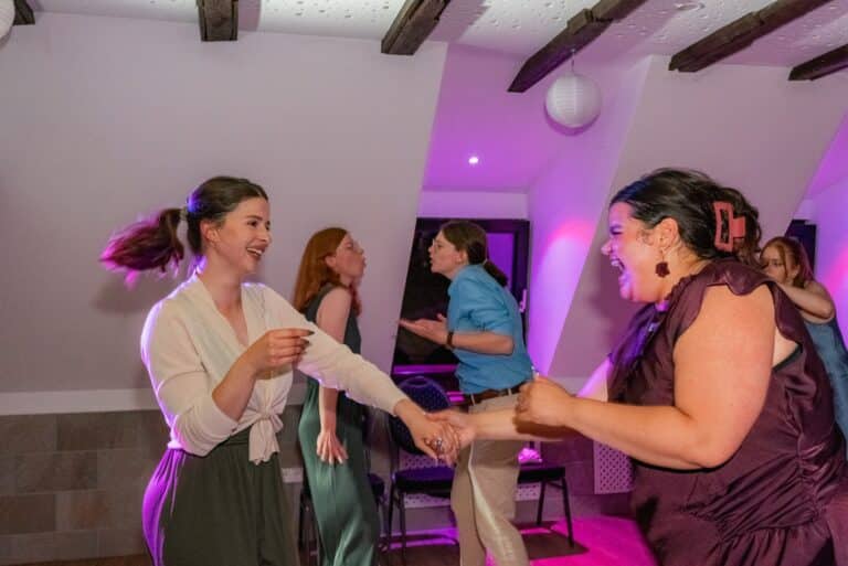 05489-florian-knusper-hochzeitsfotograf-wuerzburg-tanzende-gaeste-Das Retz