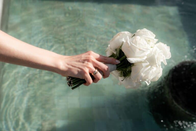 05490-florian-knusper-hochzeitsfotograf-wuerzburg-blumenstrauss-am-wasser-Villa Oriental