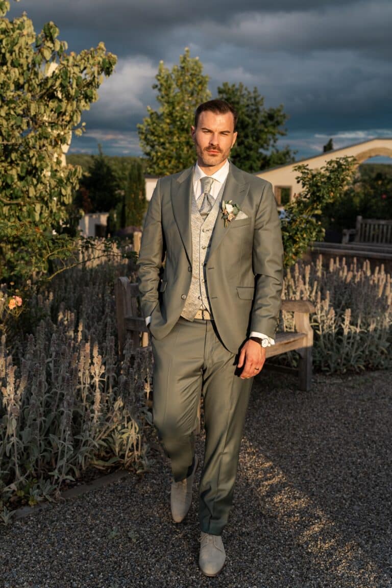 05504-florian-knusper-hochzeitsfotograf-wuerzburg-mann-im-garten-villa-oriental