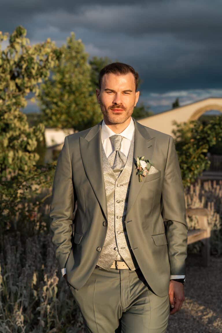 05528-florian-knusper-hochzeitsfotograf-wuerzburg-mann-im-garten-villa-oriental