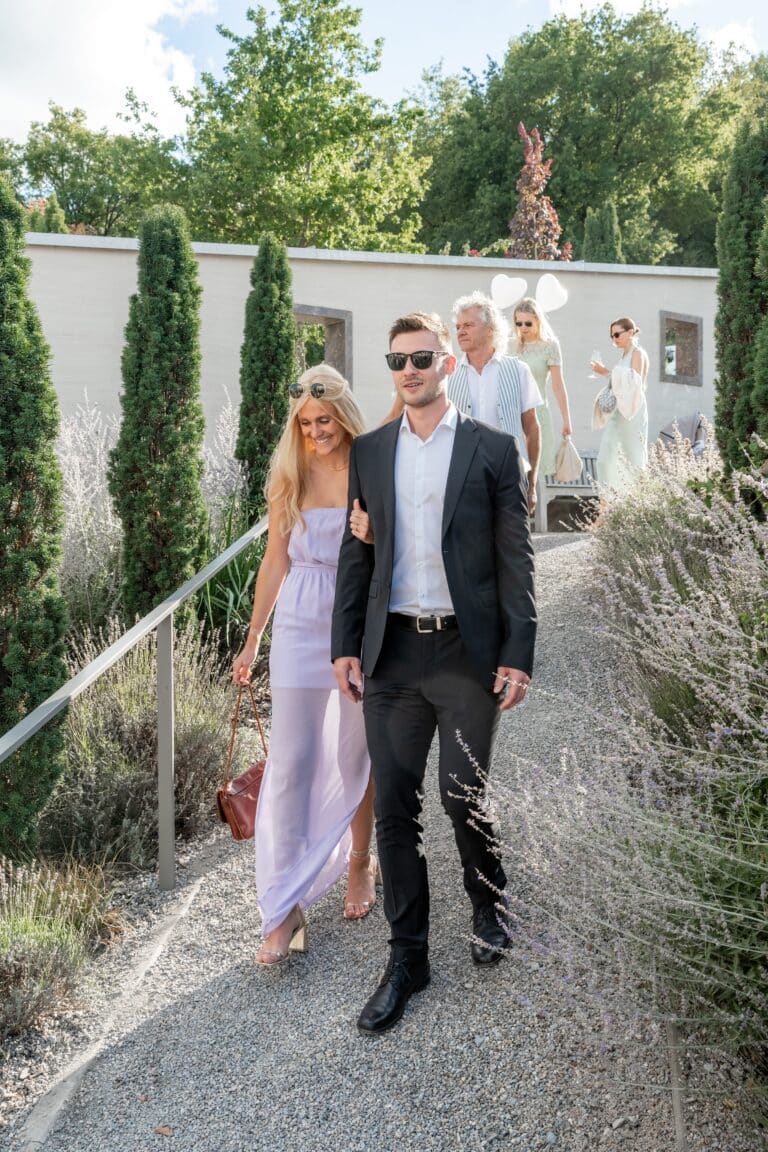 05546-florian-knusper-hochzeitsfotograf-wuerzburg-gaeste-im-garten-Villa Oriental