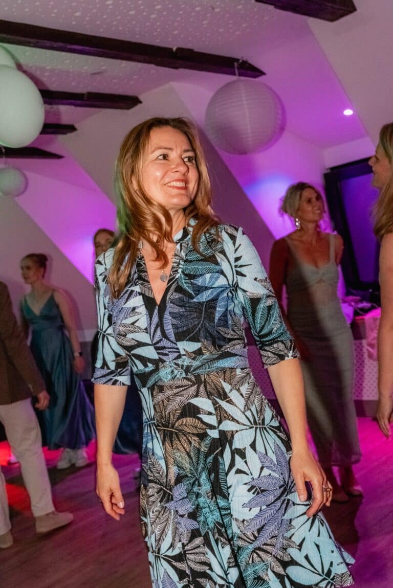 05560-florian-knusper-hochzeitsfotograf-wuerzburg-feiernde-gaeste-im-raum-Das Retz