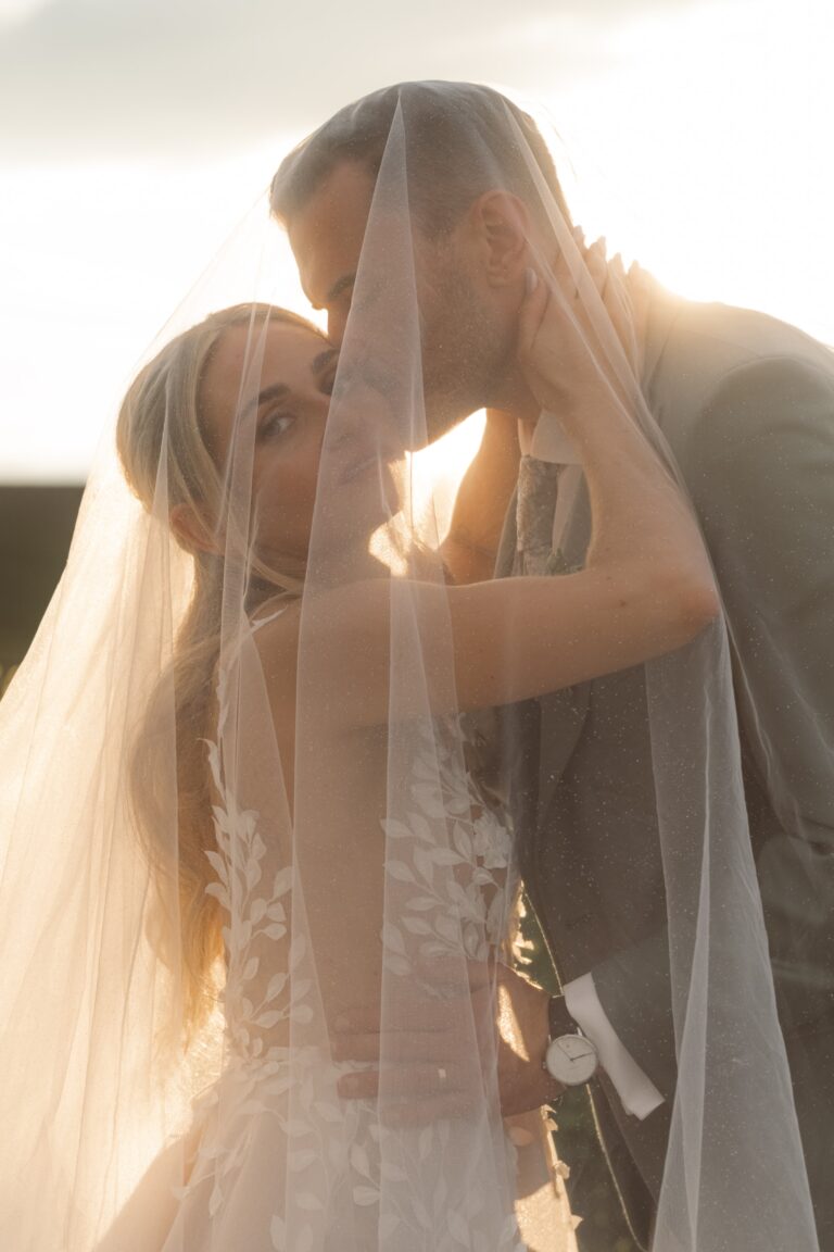 05581-2-florian-knusper-hochzeitsfotograf-wuerzburg-brautpaar-unter-schleier-villa-oriental