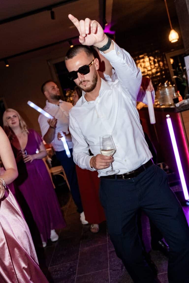 05589-florian-knusper-hochzeitsfotograf-wuerzburg-tanzende-gaeste-indoor-villa-oriental