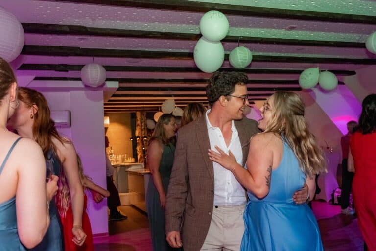 05606-florian-knusper-hochzeitsfotograf-wuerzburg-tanzende-gaeste-im-saal-Das Retz