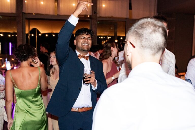 05612-florian-knusper-hochzeitsfotograf-wuerzburg-gruppe-von-gaesten-villa-oriental