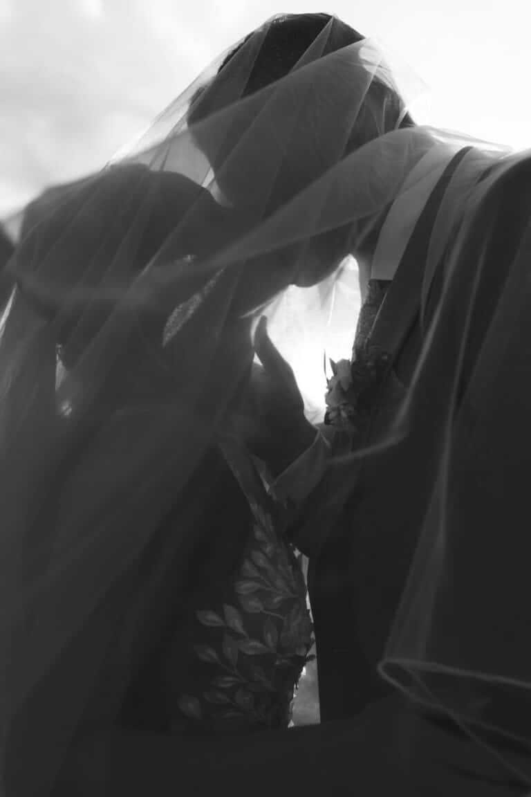 05621-florian-knusper-hochzeitsfotograf-wuerzburg-brautpaar-im-schleier-villa-oriental