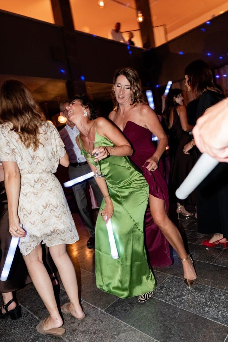 05667-florian-knusper-hochzeitsfotograf-wuerzburg-gaeste-auf-der-tanzflaeche-villa-oriental