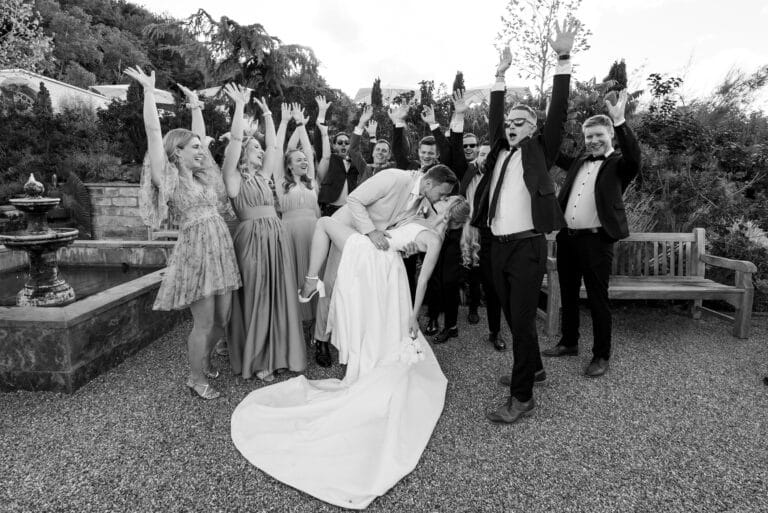 05729-2-florian-knusper-hochzeitsfotograf-wuerzburg-brautpaar-mit-freunden-draussen-Villa Oriental