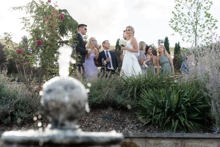 05754-florian-knusper-hochzeitsfotograf-wuerzburg-brautpaar-und-gaeste-im-garten-Villa Oriental