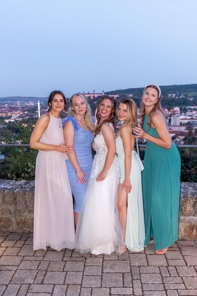 05757-florian-knusper-hochzeitsfotograf-wuerzburg-gruppe-von-gaesten-Schlosshotel Steinburg Wuerzburg